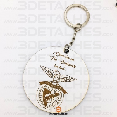 Porta-chaves redondo branco com corrente metálica, texto dourado e emblema com águia e letras S.L.B.