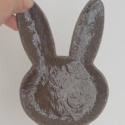 Prato em cerâmica formato cabeça de coelho castanho brilhante