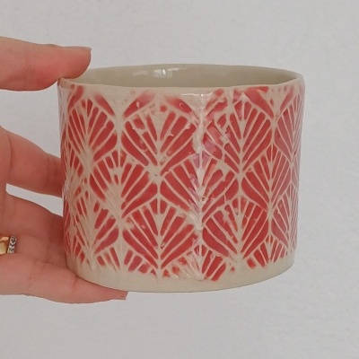 Vaso cilíndrico em cerâmica branca com padrão vermelho em forma de leque