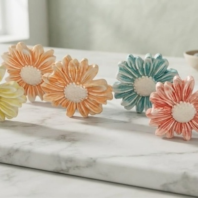 Flores de cerâmica colorida sobre superfície de mármore