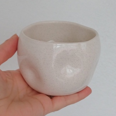 Tigela pequena de cerâmica bege com acabamento brilhante