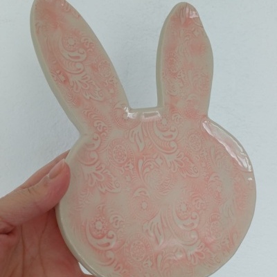 Placa decorativa de cerâmica em forma de cabeça de coelho com padrão floral rosa