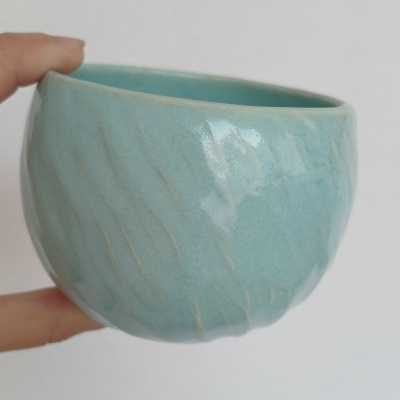 Tigela azul-acinzentada de cerâmica com textura ondulada