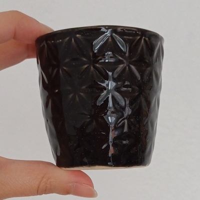Vaso cerâmico preto com textura geométrica em relevo