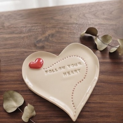 Prato decorativo em forma de coração com texto FOLLOW YOUR HEART