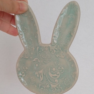 Prato cerâmico em forma de cabeça de coelho verde com padrão floral