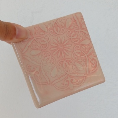 Azulejo rosa claro com padrão floral em relevo