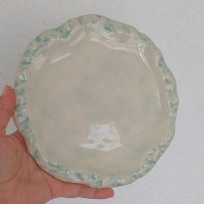 Prato pequeno de cerâmica creme com borda verde ondulada