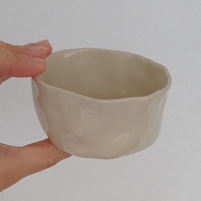 Taça pequena em cerâmica creme com textura irregular