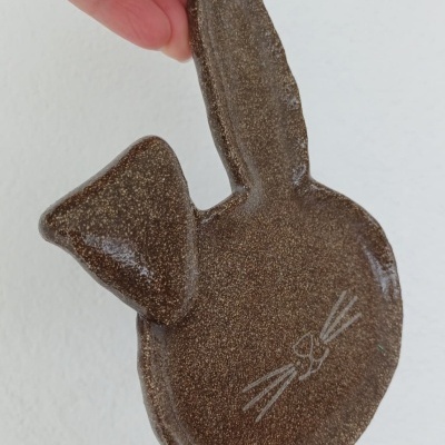 Pente castanho em formato de cabeça de gato com padrão de bigodes