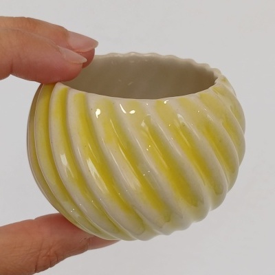 Vaso de cerâmica pequeno espiral amarelo e branco