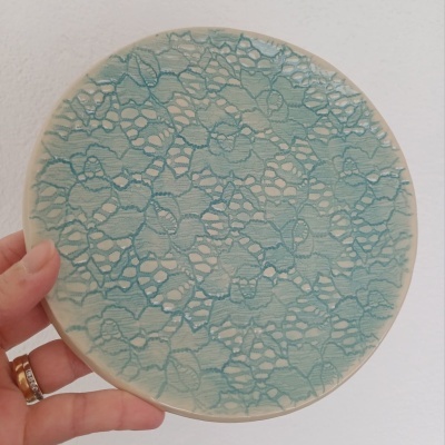 Prato redondo em cerâmica com padrão rendado azul esverdeado