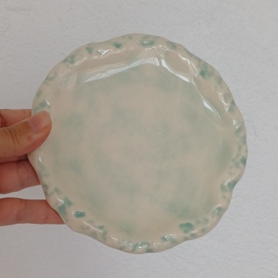 Prato pequeno redondo em cerâmica com borda ondulada verde e branco