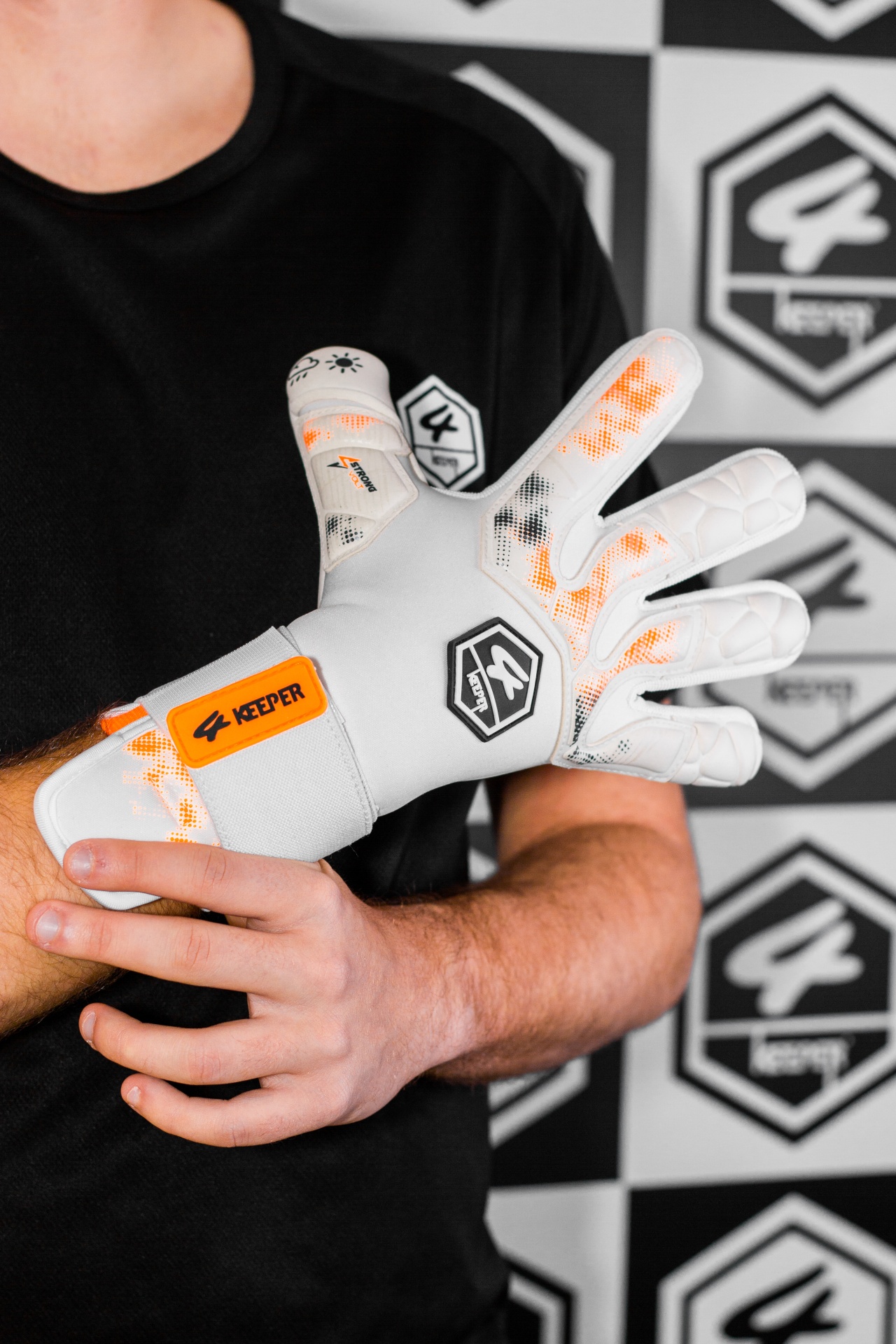 Luva de guarda-redes branca com detalhes laranja e preto