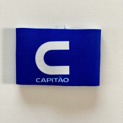 Faixa elástica azul com impressão branca 'C CAPITÃO'