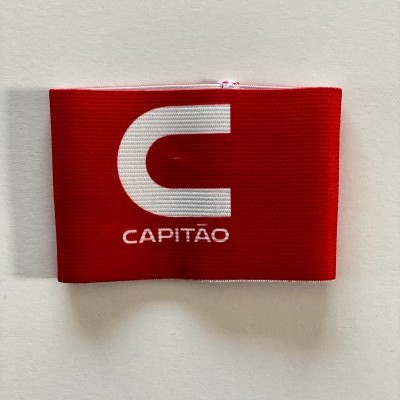 Elástico vermelho com letra C e 'CAPITÃO' em branco