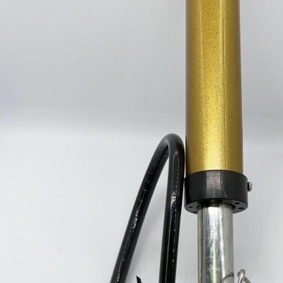 Bomba de ar manual para pneus com cilindro dourado e manómetro