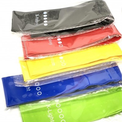 Bandas elásticas de diferentes cores com indicação de níveis de resistência