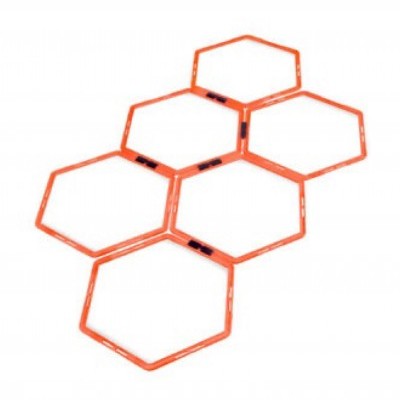 Aros hexagonais de treino laranja dispostos em padrão sobre fundo branco
