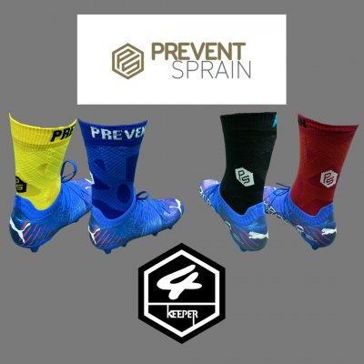Meias desportivas coloridas com chuteiras azuis e logótipos Prevent Sprain e Keeper.