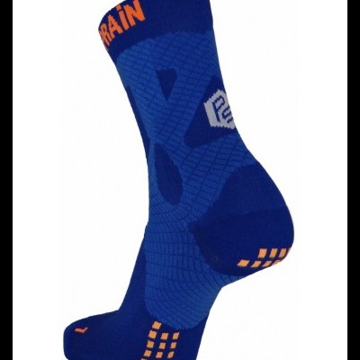 Meia desportiva azul com detalhes laranjas e cinzentos e texto TRAIN
