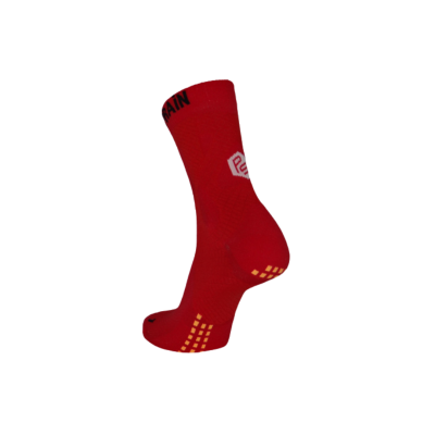 Meia desportiva vermelha com textos e padrões amarelos