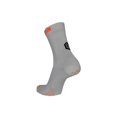 Meia desportiva cinza clara com detalhes em laranja e logotipo preto