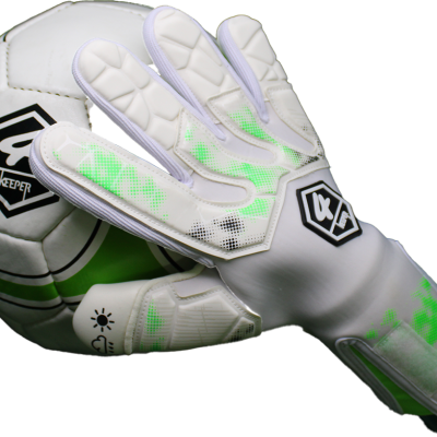 Luva de guarda-redes branca com detalhes verdes e pretos sobre bola de futebol branca e verde