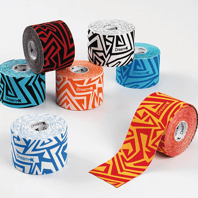 Sete rolos de fita adesiva colorida com padrão geométrico e texto DreamRK