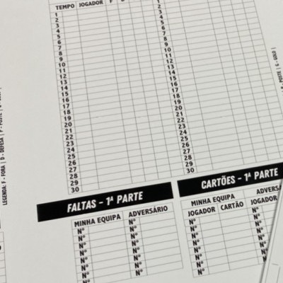 Folha de registo de jogo com tabelas para remates, faltas e cartões da primeira parte