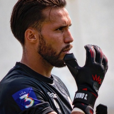 Luvas de guarda-redes pretas com detalhes vermelhos e texto branco MUNO S.