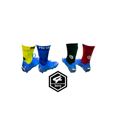 Quatro pares de meias de várias cores com chuteiras azuis em fundo preto e logótipo GK KEEPER