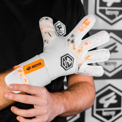 Luva de guarda-redes branca com detalhes laranja e preto