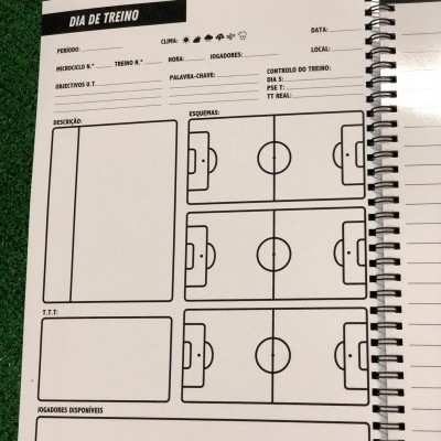 Página de caderno de treino de futebol com campos para dados e diagramas de campo