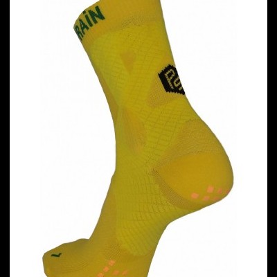 Meia amarela com texto TRAIN e P.E.