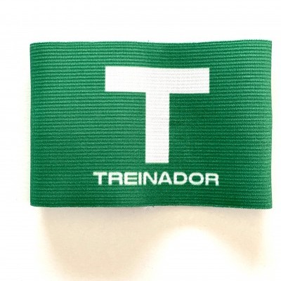 Braçadeira verde com letra T e palavra TREINADOR em branco.