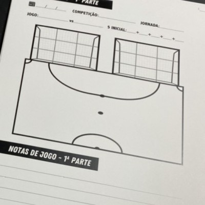 Folha com campo de futsal e texto para anotações de jogo em português.