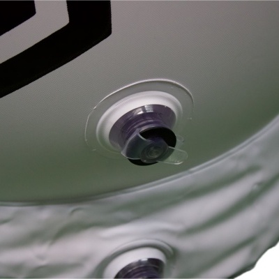 Válvula plástica em superfície branca texturizada de objeto insuflável