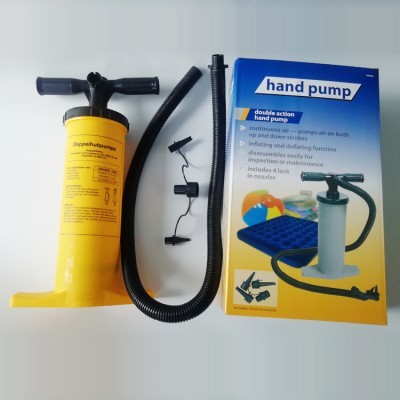 Bomba de ar manual amarela com mangueira preta e caixa azul e amarela