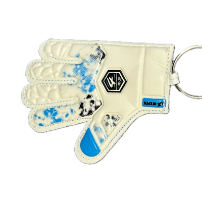 Porta-chaves formato luva branca com detalhes azuis e pretos e etiquetas REUSCH