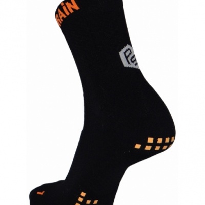 Meia preta desportiva com detalhes laranja e logótipo branco