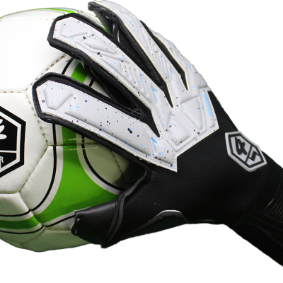 Luvas de guarda-redes a segurar bola de futebol branca e verde