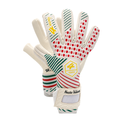 Luvas de guarda-redes branca com detalhes em verde, vermelho e amarelo e texto no pulso.