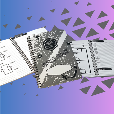 Caderno camuflado WORK BOOK com páginas interiores abertas sobre fundo azul e roxo