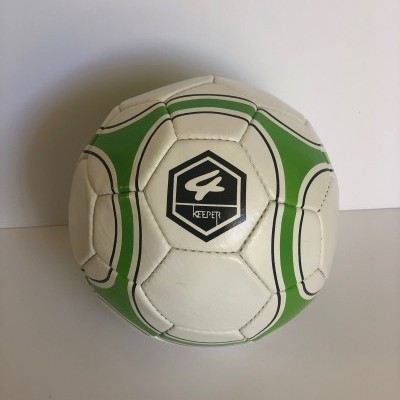Bola de futebol branca com padrões verdes e pretos e logótipo KEEPER
