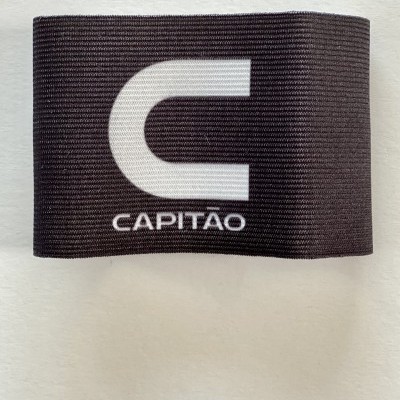 Bossola preta com a palavra CAPITÃO em branco