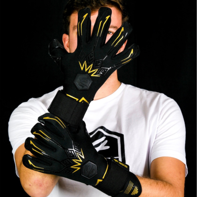 Homem com luvas pretas e amarelas ajustadas ao pulso e t-shirt branca com logótipo