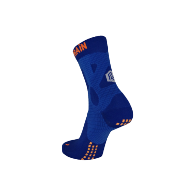 Meia desportiva azul com detalhes laranja e logótipo branco