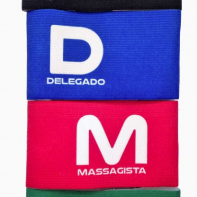 Faixas elásticas com letras e nomes de cargos em cores diferentes