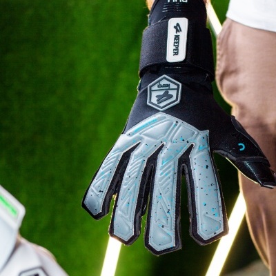 Luva desportiva preta com detalhes cinzentos e azuis em mão de pessoa